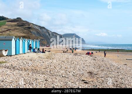 Urlauber am Strand in Charmouth, Dorset, England Stockfoto