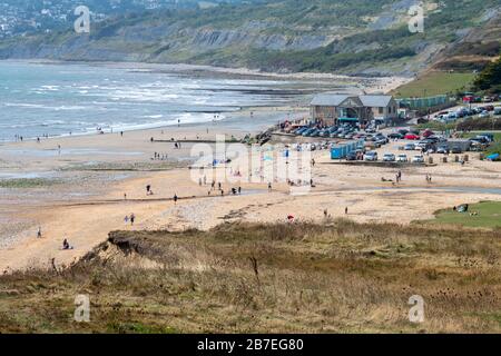 Flussmündungsgebiet und Strand, Charmouth, Dorset, England Stockfoto