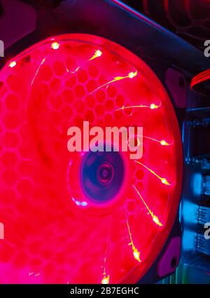 Moderne Computer Luftkühlung mit mehrfarbiger LED-Hintergrundbeleuchtung - Lüfter, Kühlern, Kabel, Boards, close-up. Stockfoto