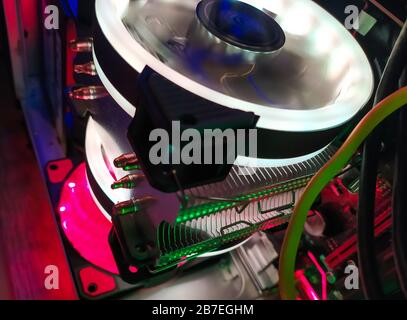 Moderne Computer Luftkühlung mit mehrfarbiger LED-Hintergrundbeleuchtung - Lüfter, Kühlern, Kabel, Boards, close-up. Stockfoto