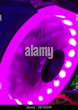 Moderne Computer Luftkühlung mit mehrfarbiger LED-Hintergrundbeleuchtung - Lüfter, Kühlern, Kabel, Boards, close-up. Stockfoto