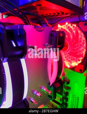 Moderne Computer Luftkühlung mit mehrfarbiger LED-Hintergrundbeleuchtung - Lüfter, Kühlern, Kabel, Boards, close-up. Stockfoto