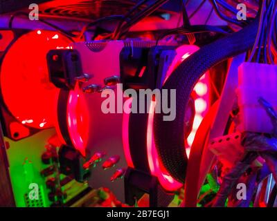 Moderne Computer Luftkühlung mit mehrfarbiger LED-Hintergrundbeleuchtung - Lüfter, Kühlern, Kabel, Boards, close-up. Stockfoto