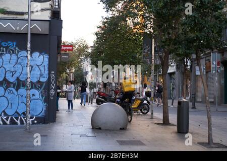 Eine ruhige Straße in der belebten Umgebung von Malasaña Madrid aufgrund des Corona-Virus (Kovid 19) Notstand werden nur Lieferungen gemacht Stockfoto