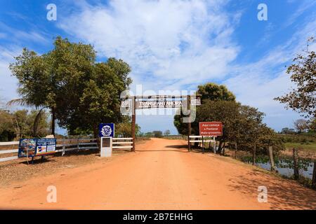 Pantanal Eingangstor entlang der Transpantaneira Feldweg. Brasilianische Wahrzeichen. Straße in perpective Stockfoto