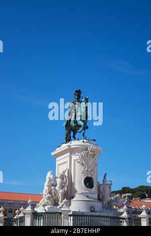 LISSABON, PORTUGAL - 11. Juni 2019: Vertikaler Nahschuss der Praça do Comércio-Statue von der Seite in einem niedrigen Winkel mit einem wolkenlosen blauen Himmel auf Stockfoto