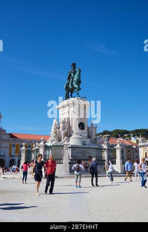 LISSABON, PORTUGAL - 11. Juni 2019: Vertikaler Weitwinkelschuss des Praça do Comércio von der Seite mit Touristen und Einheimischen, die während eines heißen Urlaubs erkunden Stockfoto