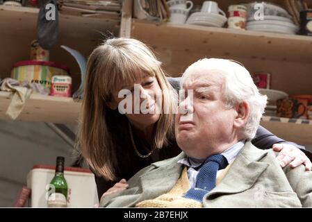 Frances de la Tour (Kay/Stage Manager), Richard Griffiths (Fitz/WH Auden) in DER ANGEWOHNHEIT DER KUNST von Alan Bennett Design: Bob Crowley Lighting: Mark Henderson Regisseur: Nicholas Hytner Lyttelton Theatre, National Theatre (NT), London 17/11/2009 (c) Donald Cooper Stockfoto