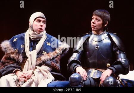 Timothy Spall (Charles, der Dauphin), Frances de la Tour (St. Joan) in SAINT JOAN von George Bernard Shaw Bühnenbild: John Gunter Kostüme: Sally Gardner & John Gunter Beleuchtung: Chris Ellis Regisseur: Ronald Eyre Olivier Theater, National Theatre (NT), London 1984 (c) Donald Cooper Stockfoto