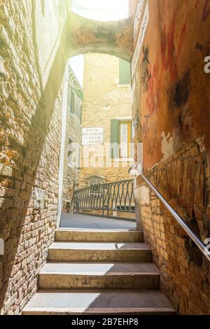 Venedig, Italien - 17. MAI 2019: Verworrene Wanderwege in Venedig Stockfoto