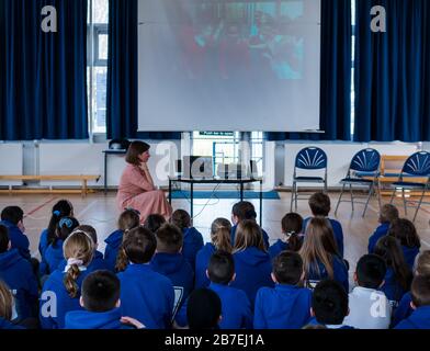 Schüler, die Comic Reliefpräsentation hören, Davidsons Mains Primary School, Edinburgh, Schottland, Großbritannien Stockfoto