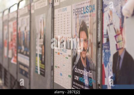 Paris, Frankreich. Plakate vor einem wenig frequentierten Wahllokal inmitten von Coronavirus Ängsten in Paris, Frankreich, 15. März 2020. Stockfoto