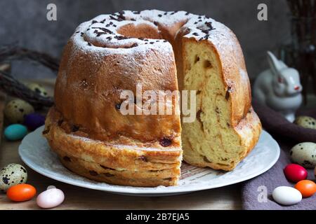 Reindling, deutscher und österreichischer osterkuchen in oster-dekoration. Rustikaler Stil. Stockfoto