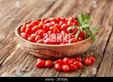 Goji-Beeren auf einem hölzernen Hintergrund Stockfoto