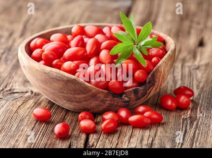 Goji-Beeren auf einem Holzbrett Stockfoto