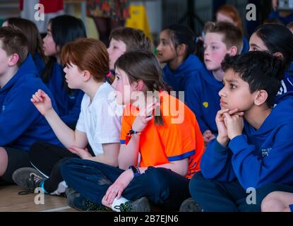 Schulkinder an der Davidsons Mains Primary School, Edinburgh, Schottland, Großbritannien Stockfoto