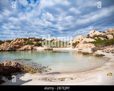 Wunderbarer Blick auf Tavolara von Cala Girgolu aus, Nordsardinien Stockfoto