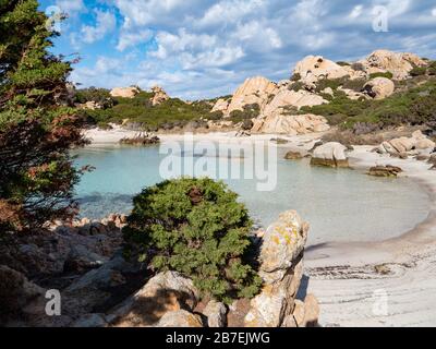 Wunderbarer Blick auf Tavolara von Cala Girgolu aus, Nordsardinien Stockfoto