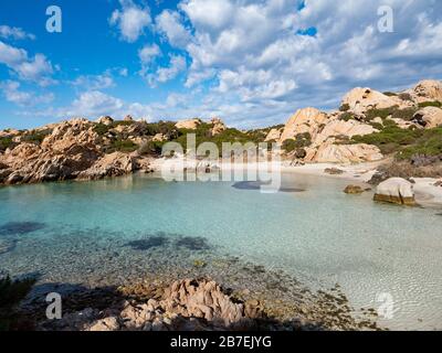 Wunderbarer Blick auf Tavolara von Cala Girgolu aus, Nordsardinien Stockfoto