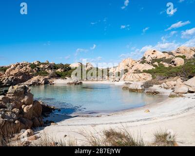 Wunderbarer Blick auf Tavolara von Cala Girgolu aus, Nordsardinien Stockfoto