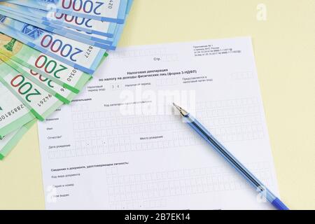 Die leere Form des Steuerdokuments in der russischen Sprache "Steuererklärung für Einkommen körperlicher Personen (Form 3-NDFL)", PEN und neues Geld an Stockfoto