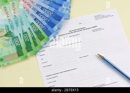 Die leere Form des Steuerdokuments in der russischen Sprache "Steuererklärung für Einkommen körperlicher Personen (Form 3-NDFL)", PEN und neue Rubel BA Stockfoto