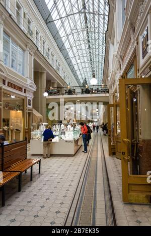 ST. PETERSBURG, RUSSLAND - 15. JULI 2016: Innenansicht der St. Petersburger Passage - Einkaufszentrum. Es ist ein Architekturdenkmal (eröffnet im Mai 1848) und Stockfoto