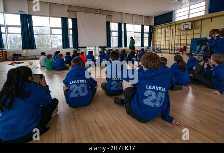 Schulkinder, die Laura Brooks aus Tackle Africa, Davidsons Mains Primary School, Edinburgh, Schottland, Großbritannien hören Stockfoto