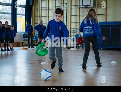 Schulkinder im Sportspiel, Davidsons Mains Primary School, Edinburgh, Schottland, Großbritannien Stockfoto