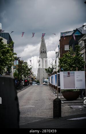 Vertikale Aufnahme der Hallgrimskirkja Kirche in Reykjavík, Island, gegen einen bewölkten Himmel Stockfoto