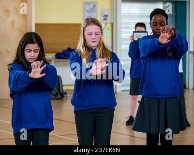 Weibliche Schüler, die Meditationsübungen machen, Davidsons Mains Primary School, Edinburgh, Schottland, Großbritannien Stockfoto