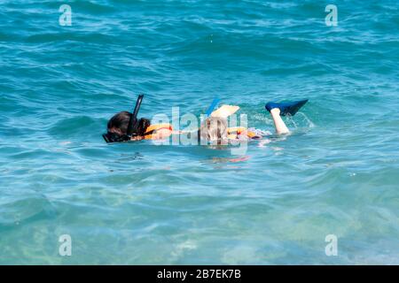 Mutter und junger Sohn Schnorcheln mit Life Jackets im Ozean in Punta Mita, Nayarit, Mexiko Stockfoto