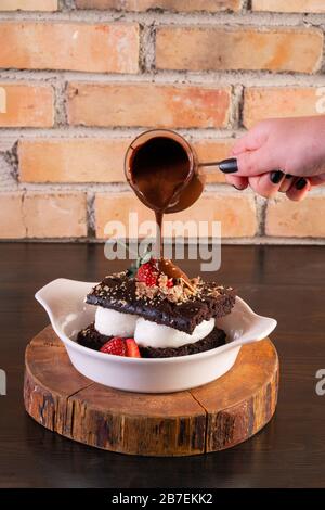 Strömender heißer Schuck auf Brownies Stock-Foto Stockfoto