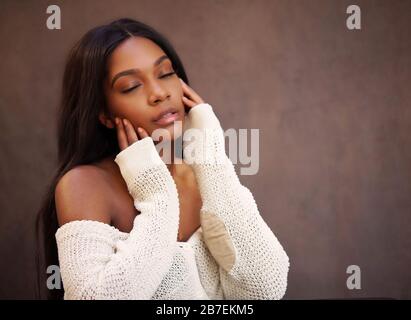 Bequem in einem kuscheligen Strickjacke Pullover Stockfoto