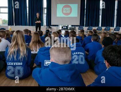 Schüler, die Rede von der SNP-Ministerin Jenny Gilruth (MSP), Davidsons Mains Primary School, Edinburgh, Schottland, Großbritannien hören Stockfoto