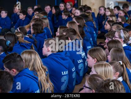 Schüler und Studenten, die Präsentationen hören, Davidsons Mains Primary School, Edinburgh, Schottland, Großbritannien Stockfoto