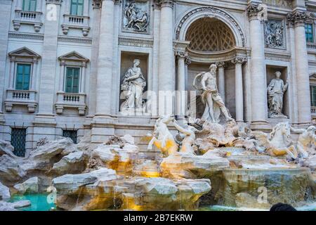 Vor dem Trevi-Brunnen, einer der wichtigsten Touristenattraktionen der Stadt in Rom, Italien und Europa, versammeln sich zahlreiche Touristen Stockfoto