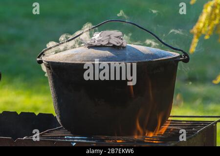 Kochen in der Natur. Kessel auf Feuer im Wald Stockfoto