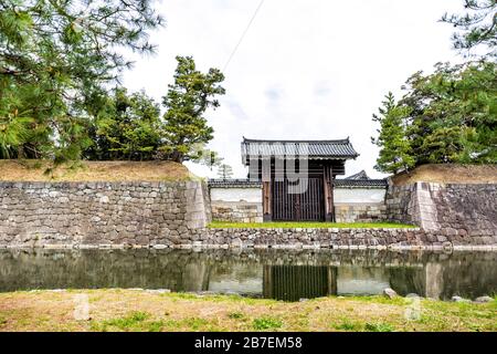 Blick auf das Tor und den Wassergraben der Festung Nijo am bewölkten Tag in Kyoto, Japan mit grüner Farbe Stockfoto