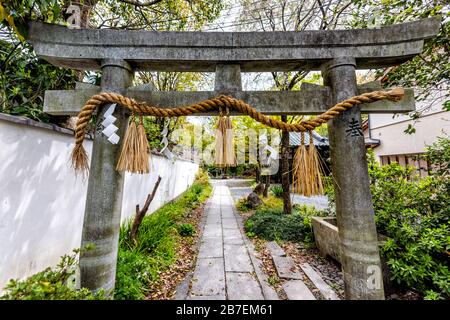 Kyoto Gyoen Japan in der Nähe des kaiserlichen Palastes in Kyotogyoen mit Toreinfahrt zum shinto-schrein mit Steintorii und Strohseil in der Saison Stockfoto