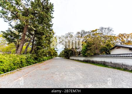 Kyoto, japanische Straße, Weitwinkel Blick auf den Wandweg zum Eingang des Kaiserpalastes mit niemandem im Garten Stockfoto