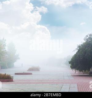 Obolonska Damm im Nebel, Kiew, Ukraine Stockfoto