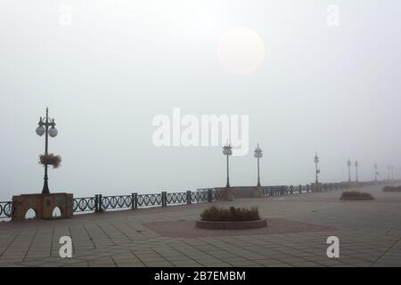 Obolonska Damm im Nebel, Kiew, Ukraine Stockfoto