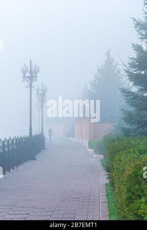 Obolonska Damm im Nebel, Kiew, Ukraine Stockfoto