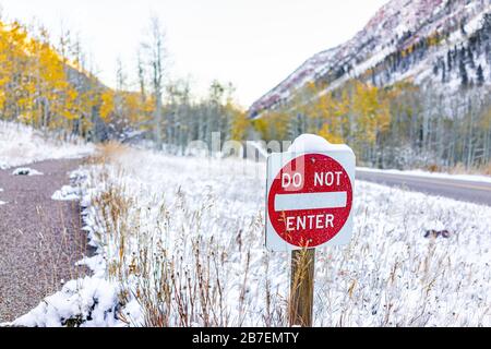 Landschaft im Schnee in Aspen, Colorado Maroon Gells Mountains im Oktober 2019 und gelbe Bäume Laub Herbst und nicht auf der Straße Stockfoto