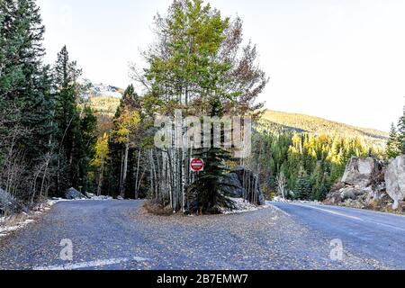 Independence Pass Highway 82 felsiger Blick auf die Berge im Herbst und gepflasterte Straße am Morgen Sonnenaufgang in der Nähe von Aspen, Colorado mit Weller Lake Trailh Stockfoto