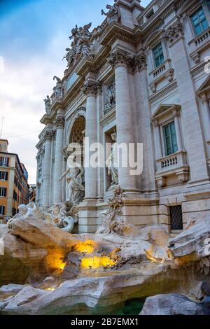 Vor dem Trevi-Brunnen, einer der wichtigsten Touristenattraktionen der Stadt in Rom, Italien und Europa, versammeln sich zahlreiche Touristen Stockfoto