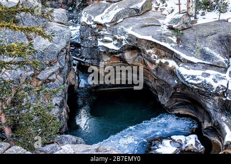 Independence Pass Schneeraum felsige Berge Blick auf Grotten Höhlenpool in der Nähe der malerischen Umgehungszone am Morgen in der Nähe von Aspen, Colorado Stockfoto