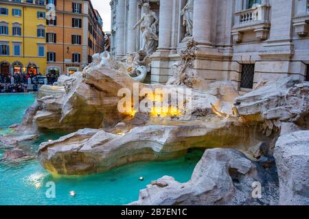 Vor dem Trevi-Brunnen, einer der wichtigsten Touristenattraktionen der Stadt in Rom, Italien und Europa, versammeln sich zahlreiche Touristen Stockfoto