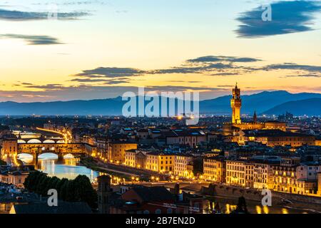 Florenz mit dem Palazzo Vecchio und der Kathedrale Santa Maria del Fiore und Ponte Vecchio während der blauen Stunde Stockfoto